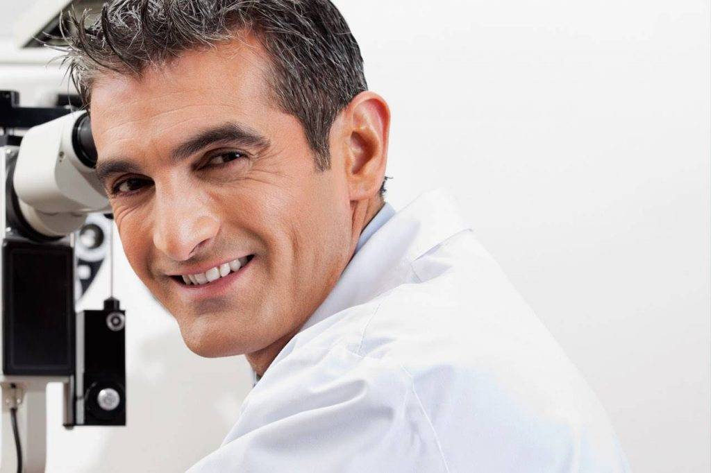 Optometrist endorsing Histone™