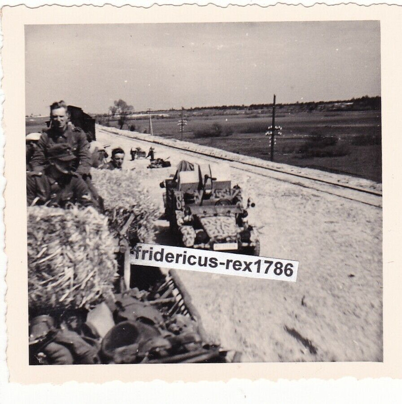 Foto HKL PKW Kübelwagen Krupp-Protze mit Flak Aufbau Tarnanstrich camo Front