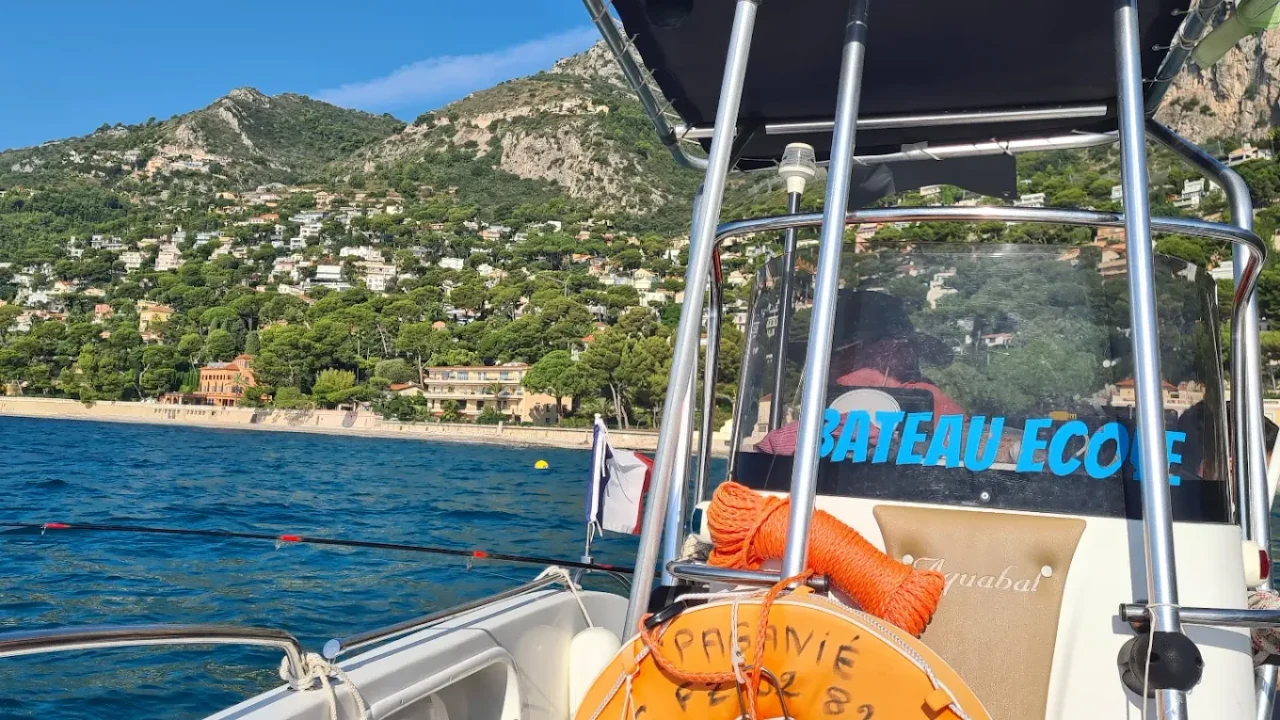 Bateau-école Eole en navigation dans la baie de Nice