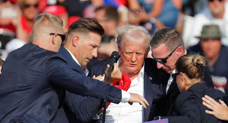 Momento en que Donald Trump es retirado por sus escoltas.