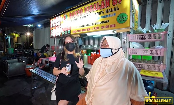 Magda saat berbincang dengan pemilik warung Bakso Jagalan 87.