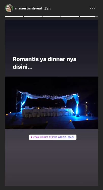 Maia Estianty dan keluarga menikmati momen makan malam bersama di Ayana Komodo Resor, Labuan Bajo.
