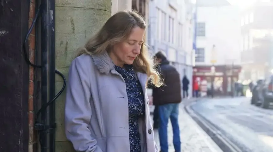 Mujer es arrestada por rezar en silencio frente a una clínica de aborto