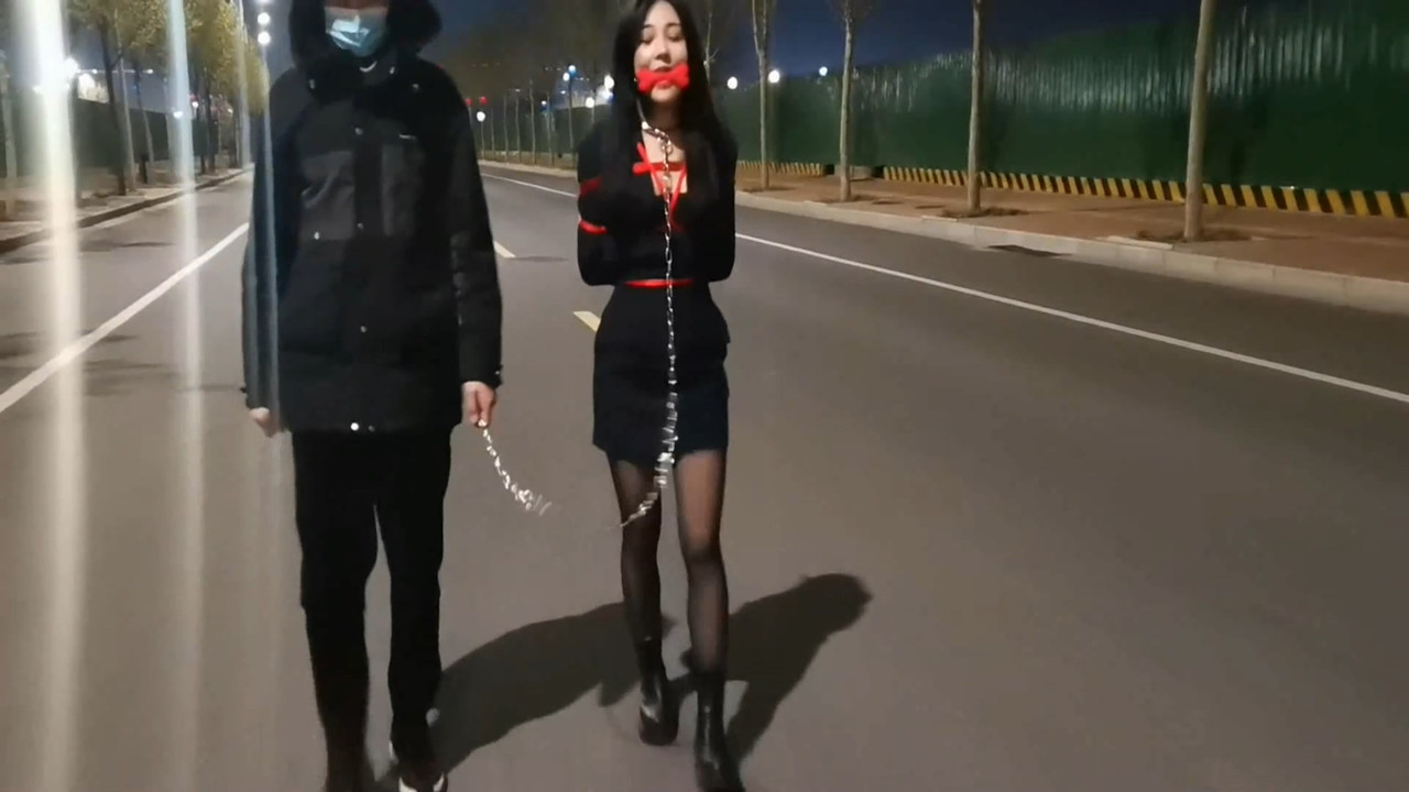 一绳所爱 看见公交站美女随地丢垃圾，果断绑起来.mp4_20220420_130556.515