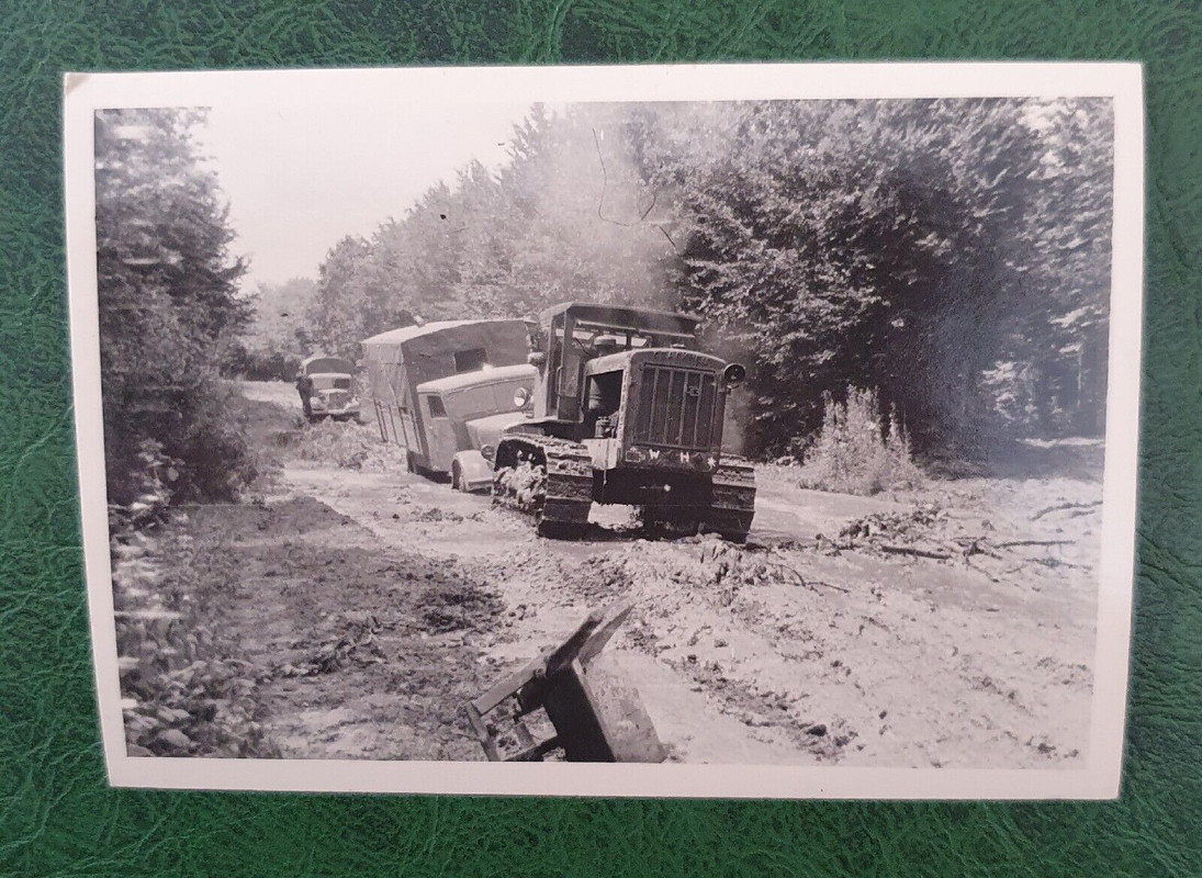 Foto, Gebirgsjäger, Geb.Pi.Btl.54, Raupenschlepper mit Edelweiß- Emblem, 2.Wk