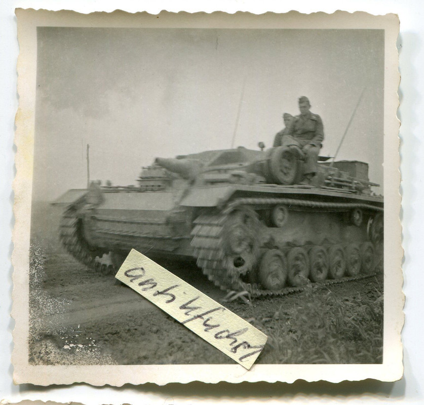 Panzer-Sturmgeschütz mit 2 Laufrollen beim Front