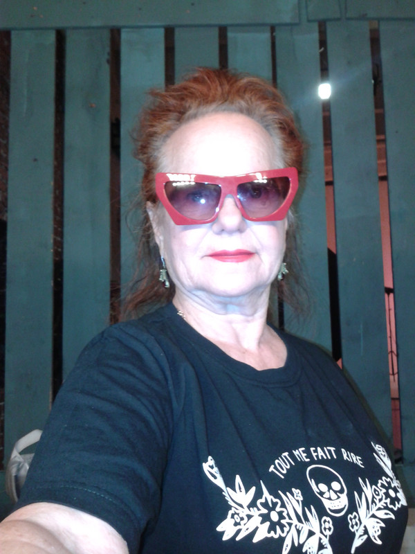 В тёмных очках