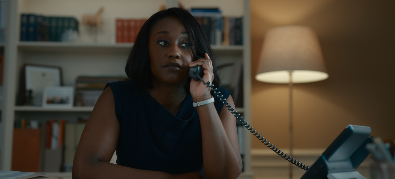 The.Diplomat.S01E01.The.Cinderella.Thing.2160p.10bit.NF.WEB-DL.DDP5.1.HEVC-Vyndros.mkv_snapshot_35.0