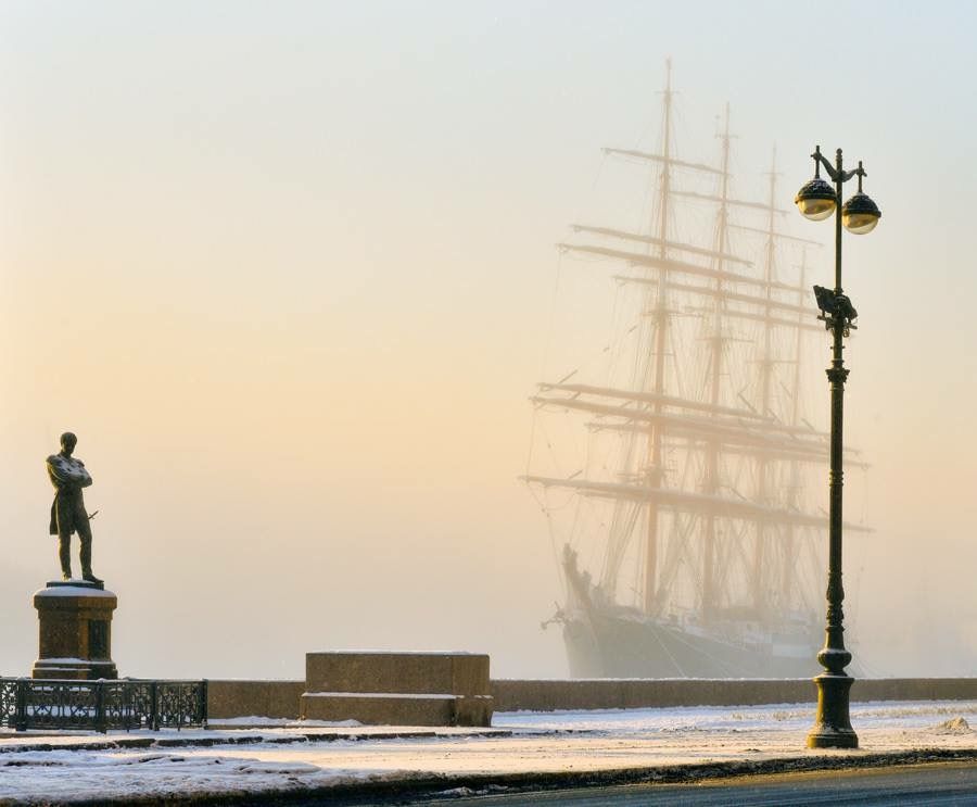 Statue du Grand Amiral Léopaul Obéron, conquérant des îles Statue du Grand Amiral Léopaul Obéron, conquérant des îles