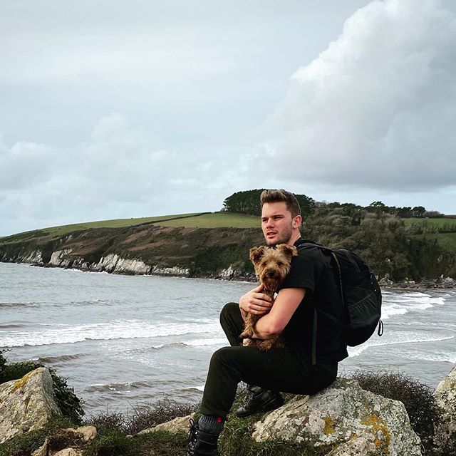 Jeremy Irvine, adalah aktor Inggris yang membuat debut filmnya dalam film perang epik War Horse (2011).