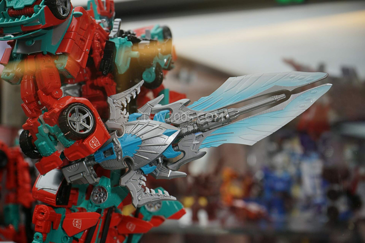 SDCC2015-Hasbro-Case-Transformers-Combiner-Wars-