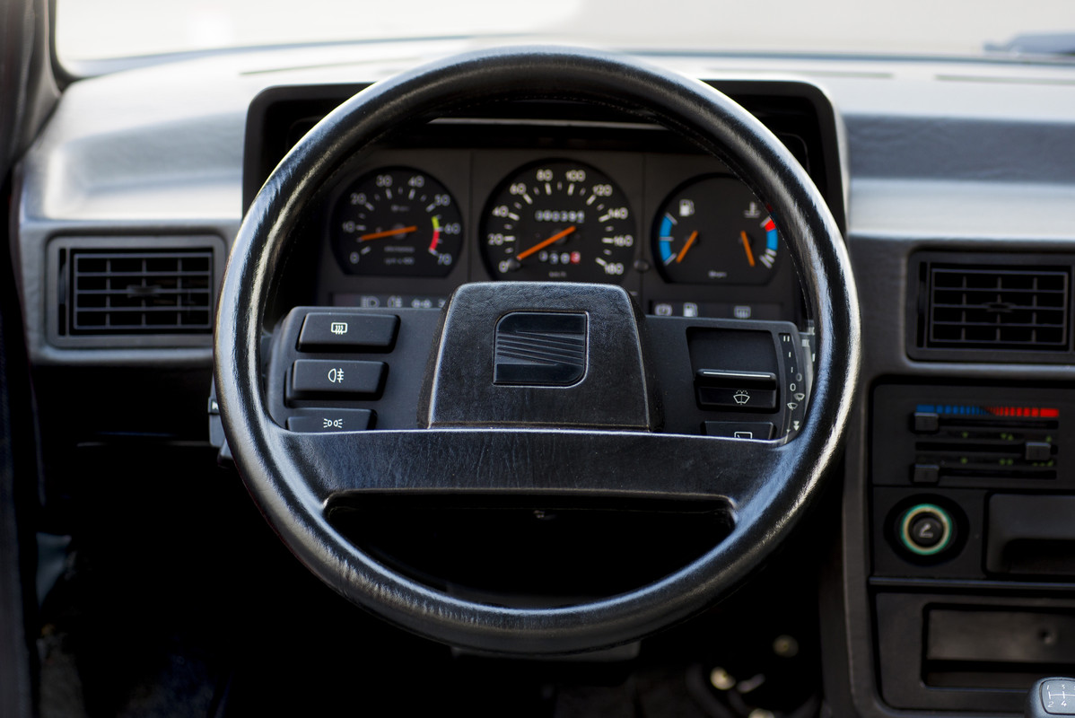1980-1990-SEAT-Ibiza-steering-wheel_HQ