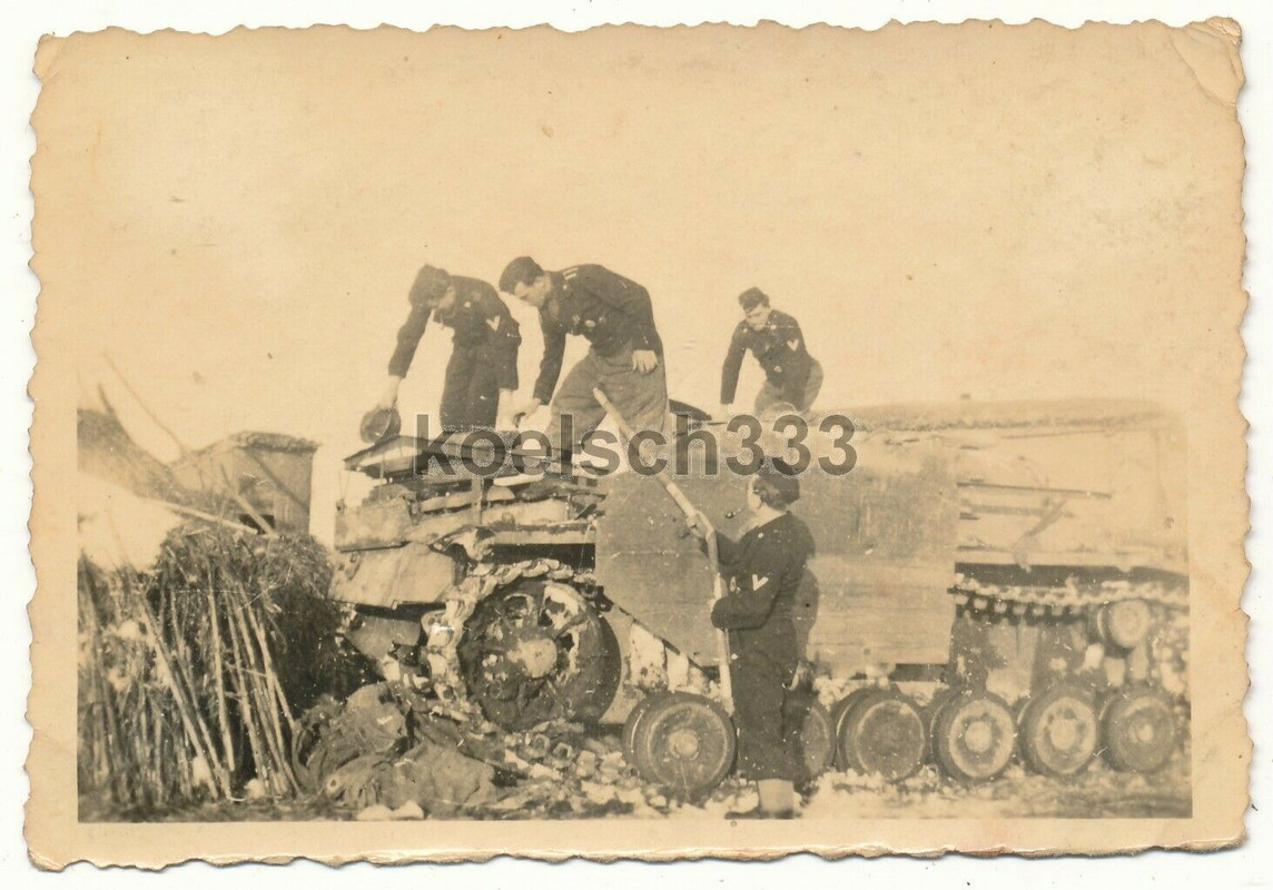 Foto Panzermänner auf Sturmgeschütz mit halber Seitenschürze in 