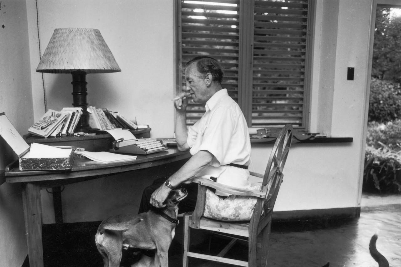 El escritor Ian Fleming, sentado ante su máquina de escribir en su casa de Jamaica que llamó Goldeneye