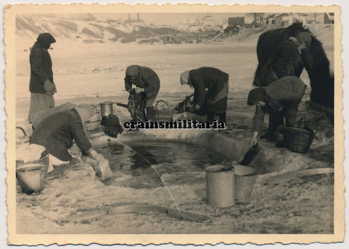 Orig. Foto Bevölkerung Frauen b. Wäsche auf vereiste Wolga RSCHE
