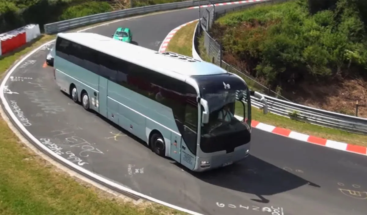 602757-video-furgonetas-autobuses-nurburgring-locos.webp