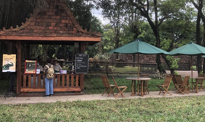 Solo Safari turut menghadirkan snack corner yang menawarkan berbagai makanan dan minuman.