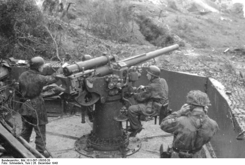 Disparo de un Cañón de 75 46 CA Modelo 34 por tropas alemanas en el Monte Circeo, Italia, en 1943 Disparo de un Cañón de 75 46 CA Modelo 34 por tropas alemanas en el Monte Circeo, Italia, en 1943
