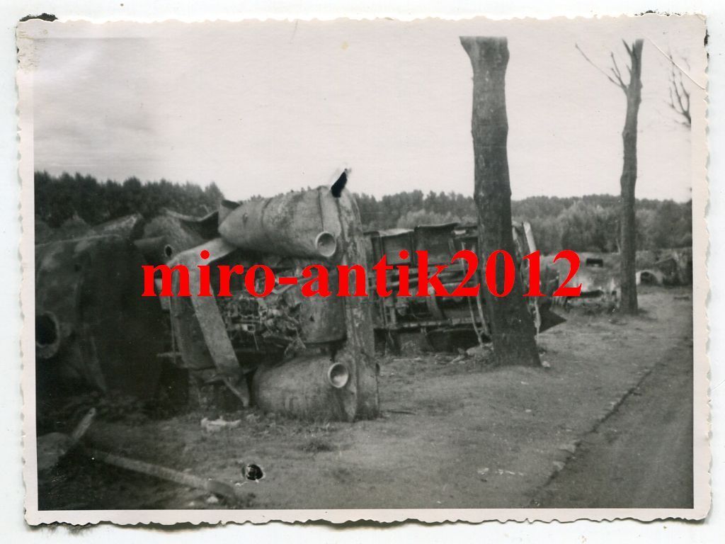 Foto, Wehrmacht, zerstörte LKW etc auf der Rückz