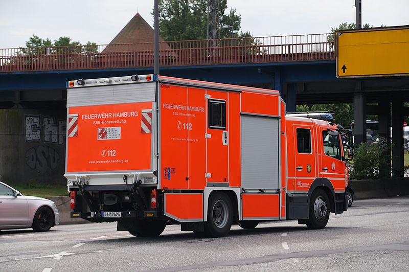 Mercedes Atego-+Axor-Feuerwehr-Einsatzfahrzeuge DSC00451