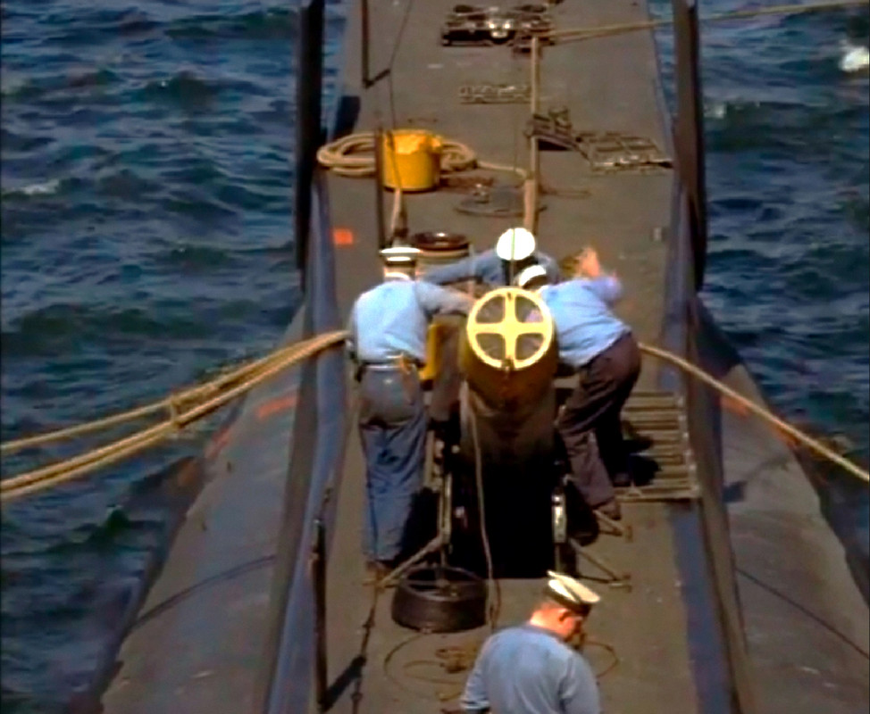 HMS Narwal (S.03) погрузка торпеды-1