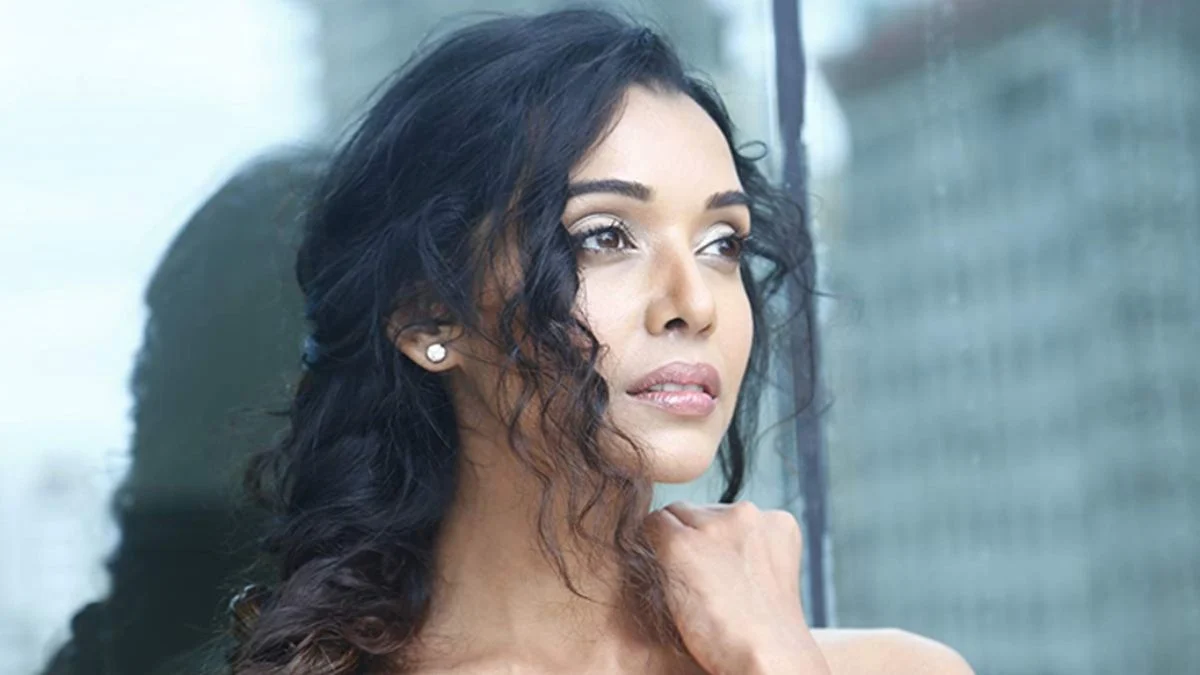 চুমুর দৃশ্যে ‘সীমা ছাড়িয়ে’ যান অভিনেতা, মুখ খুললেন অভিনেত্রী