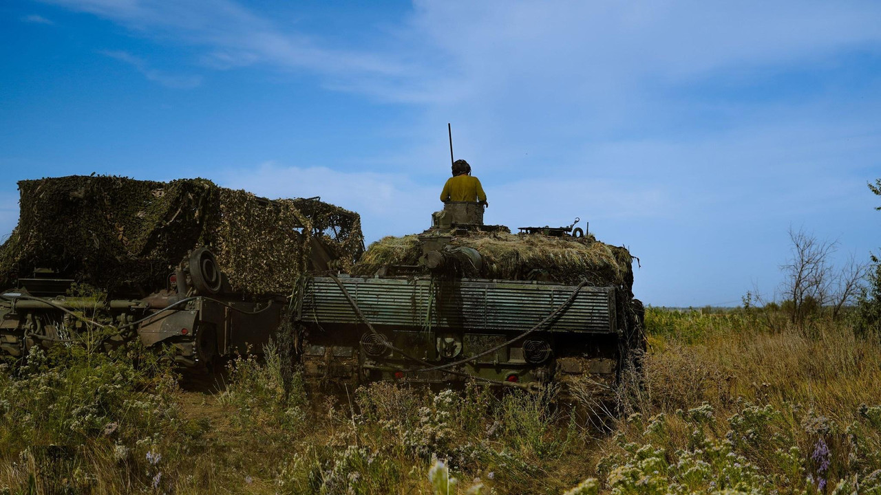 Leopard 2 Ukrainiens - Page 9 L-Un-char-Leopard-2-et-un-v-hicule-de-d-pannage-M88-bien-camoufl-s-quelque-part-en-Ukraine