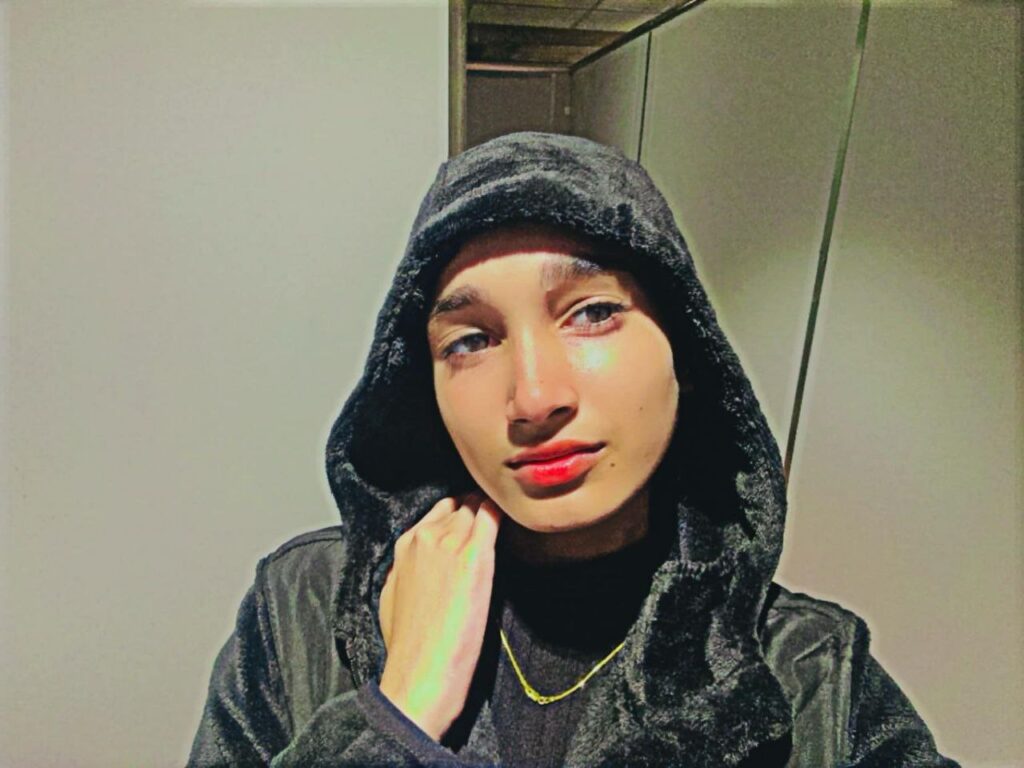 Sexy-Bengali-Influencer-Showing-Fingerin