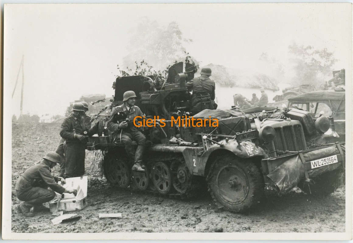 Orig. Foto Sd.Kfz 104 Halbkettenfahrzeug, 2cm FLAK 30, Horch, Flak 88. RU 1941