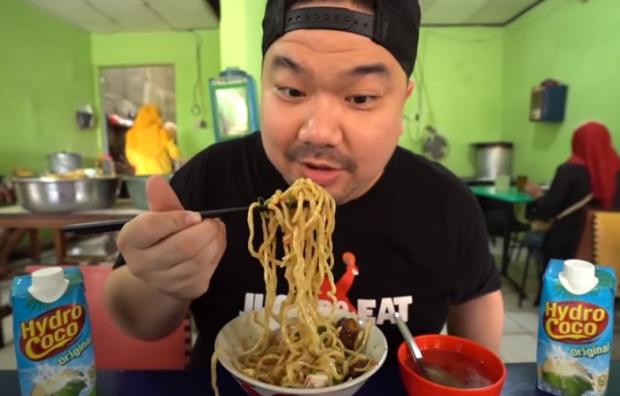 Momen Nex Carlos saat mencicipi sajian kuliner di Bakmi Ahok Kosambi.