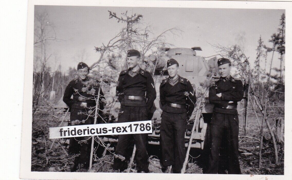 Foto WH Pz. Abt. 211 Nordfront Panzer Tank PzKpfw Turmschürze 44 Kennung Nr. 212