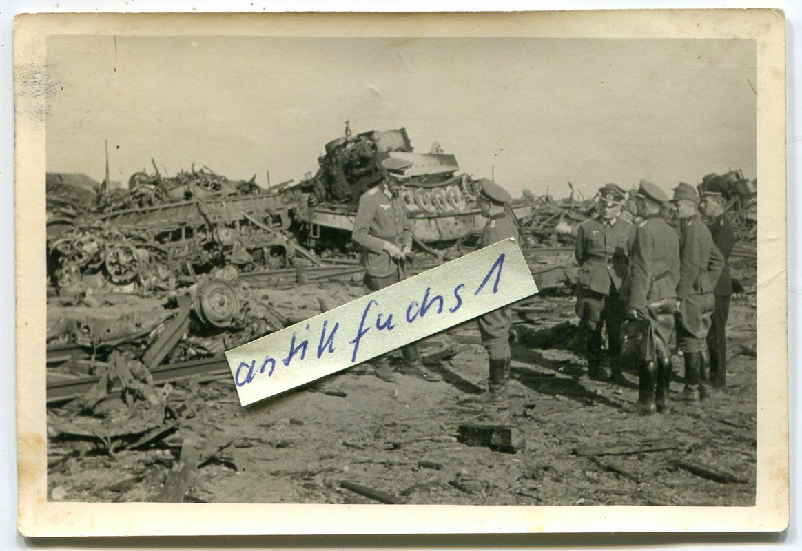 Panzer vom Typ VI Tiger auf zerstörtem Eisenbahn- Zug in Frankreich 1944