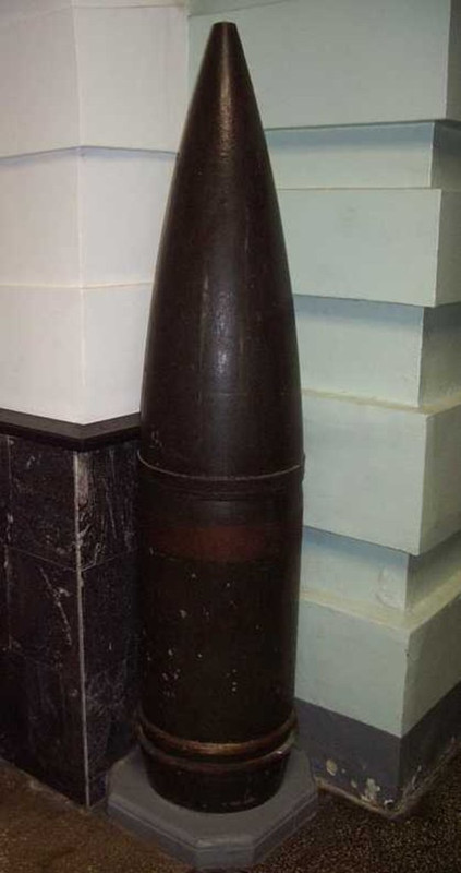 Proyectil de 406 mm, 16 pulgadas, en el Museo Naval de San Petersburgo, fotografía de Vladimir Yakubov