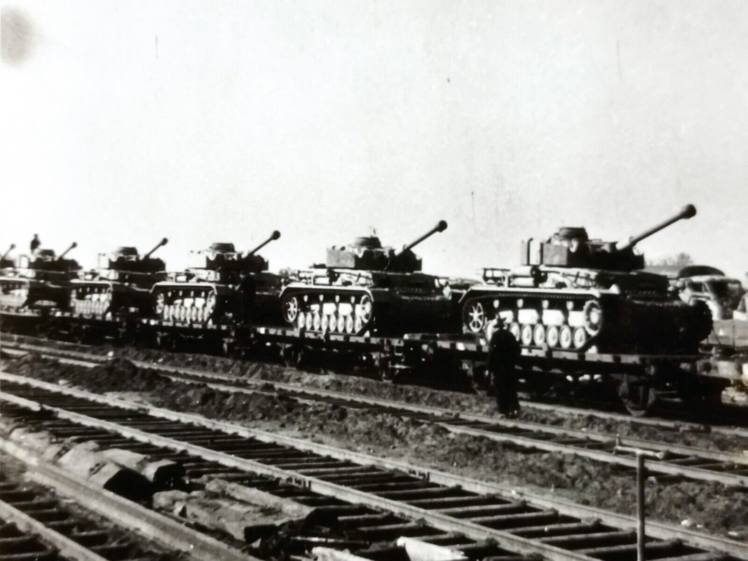 2.WK Hammerfoto Panzer IV.Langrohr Turmschürzen im anrollen Bahntransport 1943 (2)