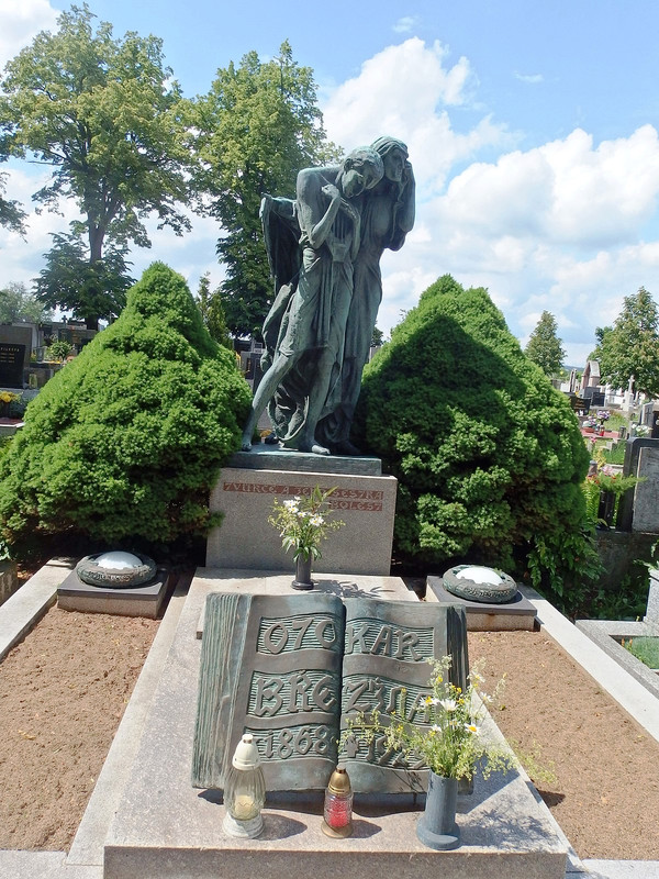 1200px-Jaroměřice_nad_Rokytnou,_hrob_O._Březiny