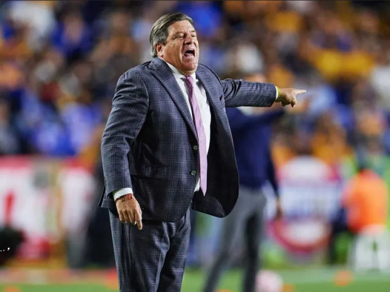 Piojo Herrera se queja del sol y Peláez le recomienda cambiarse de ropa