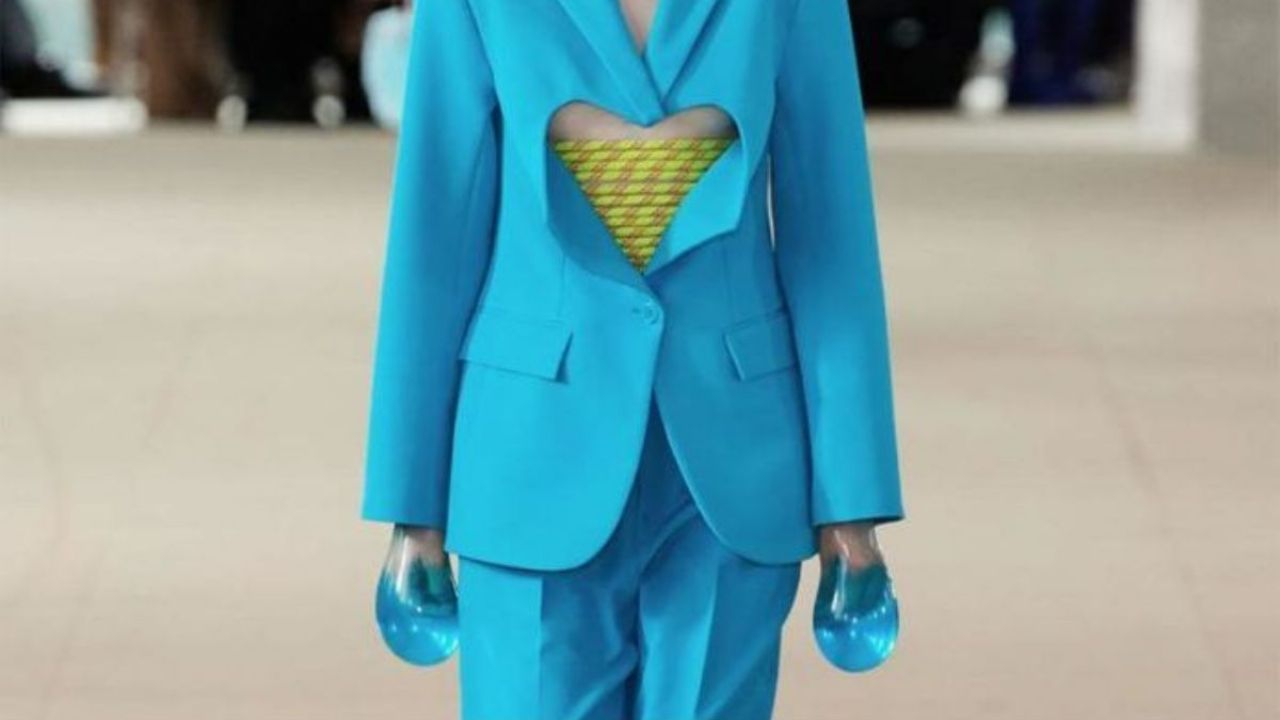 ¿Guantes de condón? Exótico accesorio en la Semana de la Moda en París 