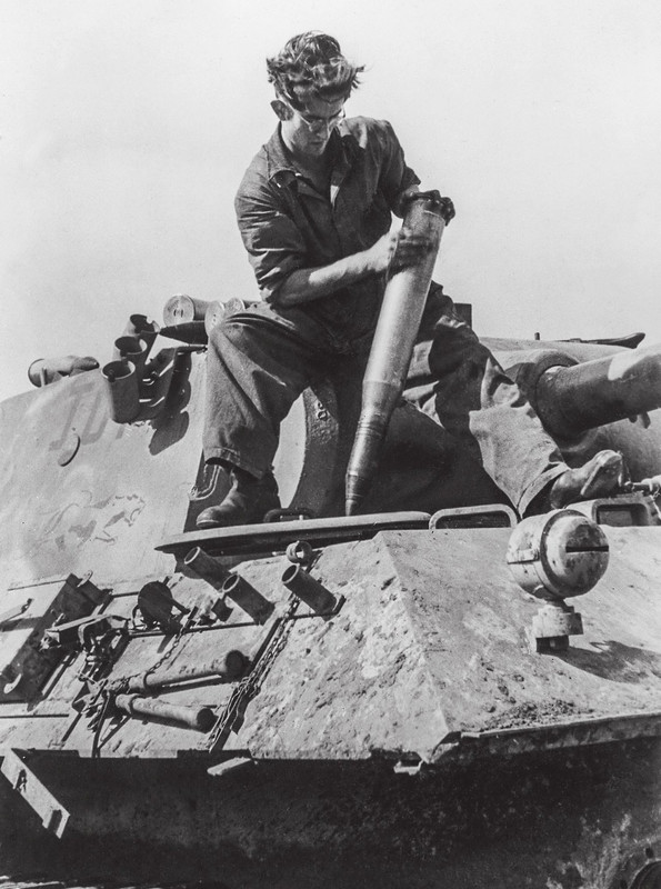Немецкий танкист грузит снаряды в танк Pz. Kpfw. V «Пантера» из 