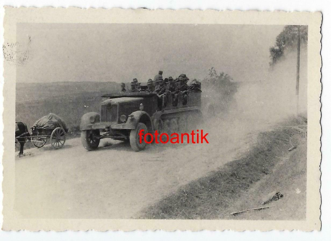 Foto 2 WK Ostfront Panzer Halbkette mit Geschütz Vormarsch Rollbahn Staub Soldat
