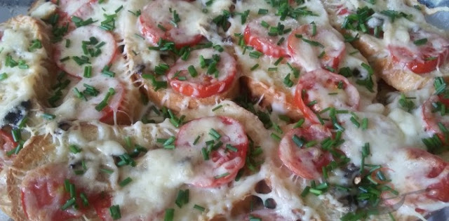 Toastbrot-Tomaten-Käse-Auflauf mit Sahnesoße überbacken Toastbrot-Tomaten-Käse-Auflauf mit Sahnesoße überbacken
