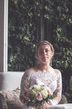 femme_robe_mariee_blanc_bouquet_mur_vegetal