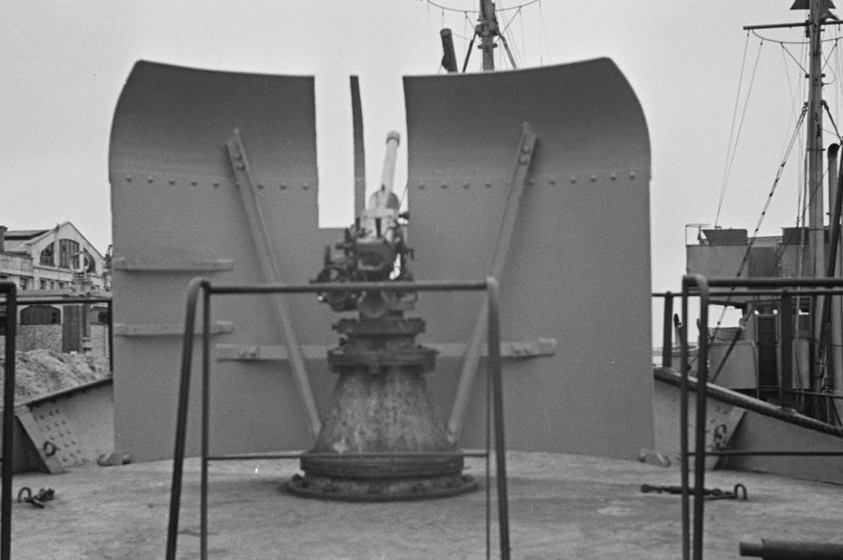 47-мм голландская ПТП (лицензионная австрийская Бохлера), судя по всему уже на немецком корабле. 2