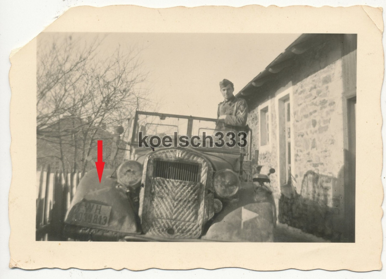 Foto Soldat der Wehrmacht im Kübelwagen mit Kennung der 22 Panzer Division