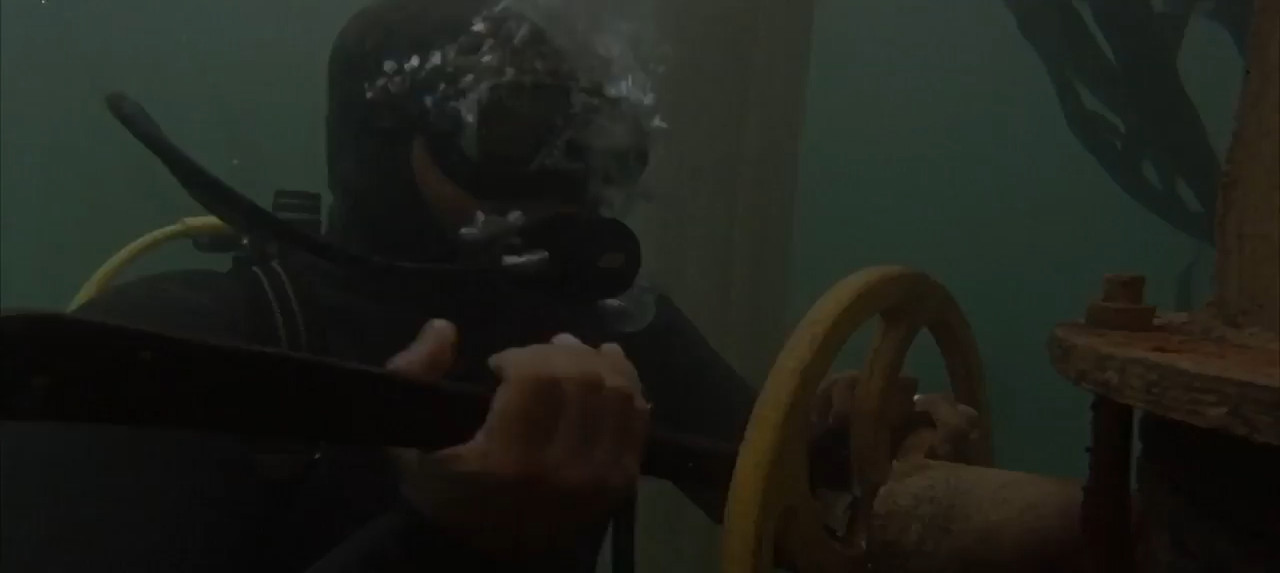 Red Water 2003 WebRip [Hindi + Tamil + English] 480p 720p ESub Screenshot
