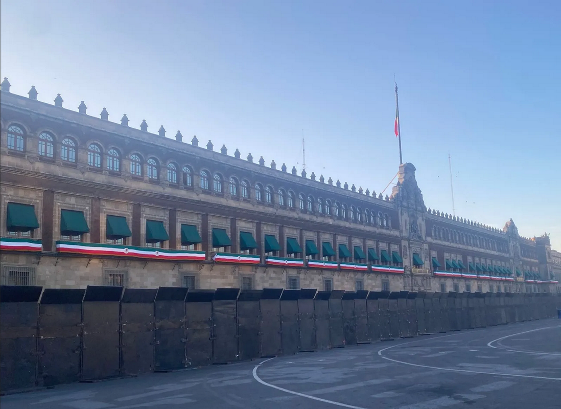 Amurallan Palacio Nacional ante marcha por desaparición de los 43 de Ayotzinapa