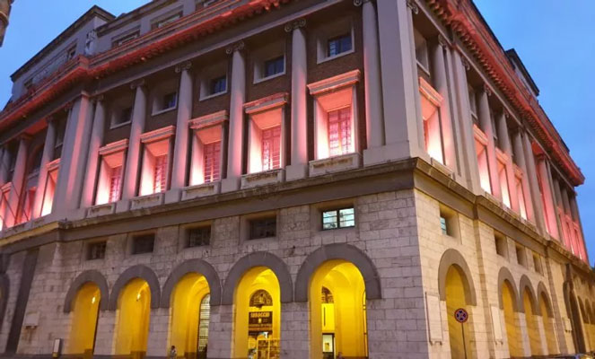 Le finestre del Palazzo di Città di Salerno illuminate di rosa (www.sevensalerno.it)