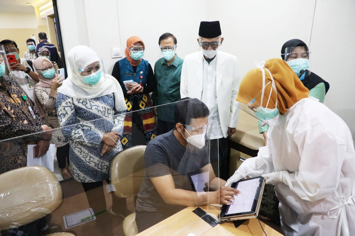 Simulasi Vaksin Imunisasi Covid-19, Gubernur Khofifah Bersama Ketua Umum MUI Pusat , Yakinkan Masyarakat Vaksin Halal