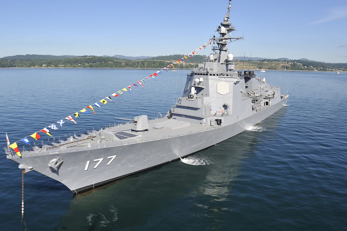 Atago（DDG-177） на якоре с флагами расцвечивания