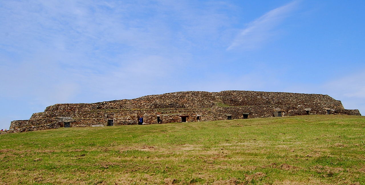 https://i.postimg.cc/02rmtHgQ/Cairn-de-Barnenez.jpg