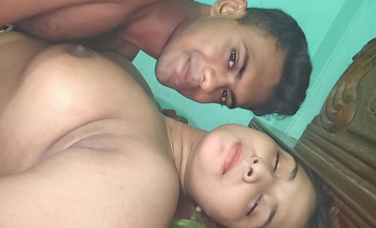 Desi viral girl boyfriend licking her boob sex video